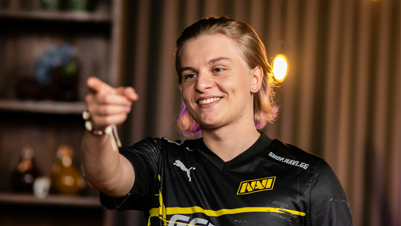 LPL主持小钰晒照：坐上世一王座感受了当T1第6个成员